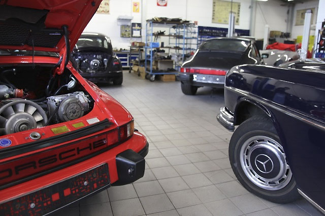 Mechaniker der Retroclassic-Werkstatt bei der Arbeit an einem Klassiker